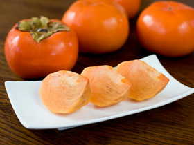 完全甘柿の“次郎柿”。採りたてを農園直送で配送しますので、堅くコリコリとした食感が楽しめます。